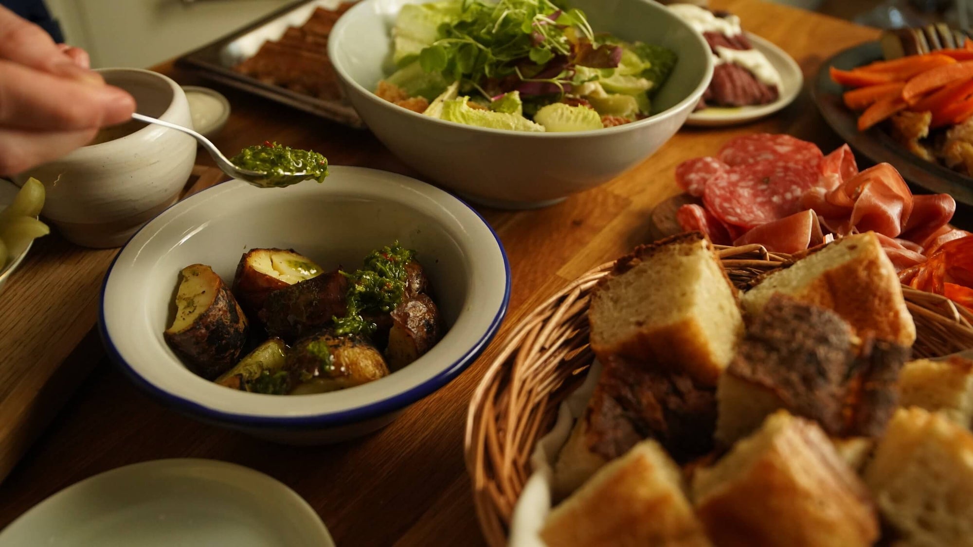 Herkullinen buffet-pöytä Helsingin catering-tilaisuuteen – sesongin raaka-aineilla valmistetut tarjoilut.